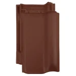 Ķieģeļsarkans Māla dakstiņš MONIER Dantegl uz balta fona.